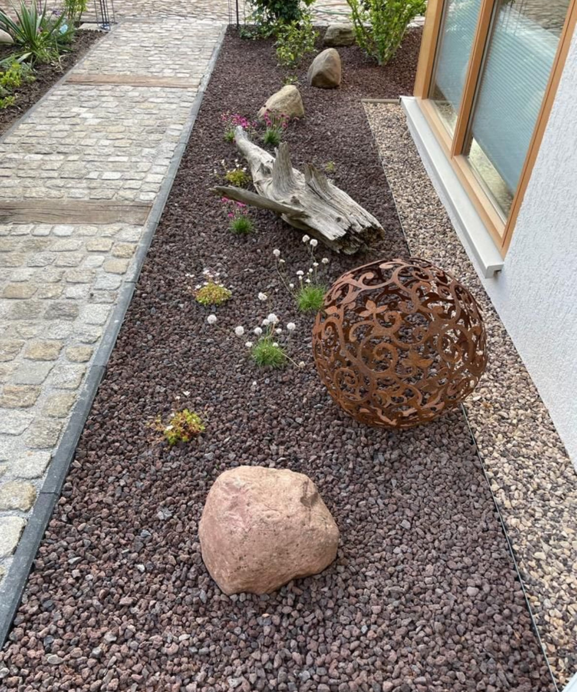 Kleiner Steinvorgarten an Hauswand
