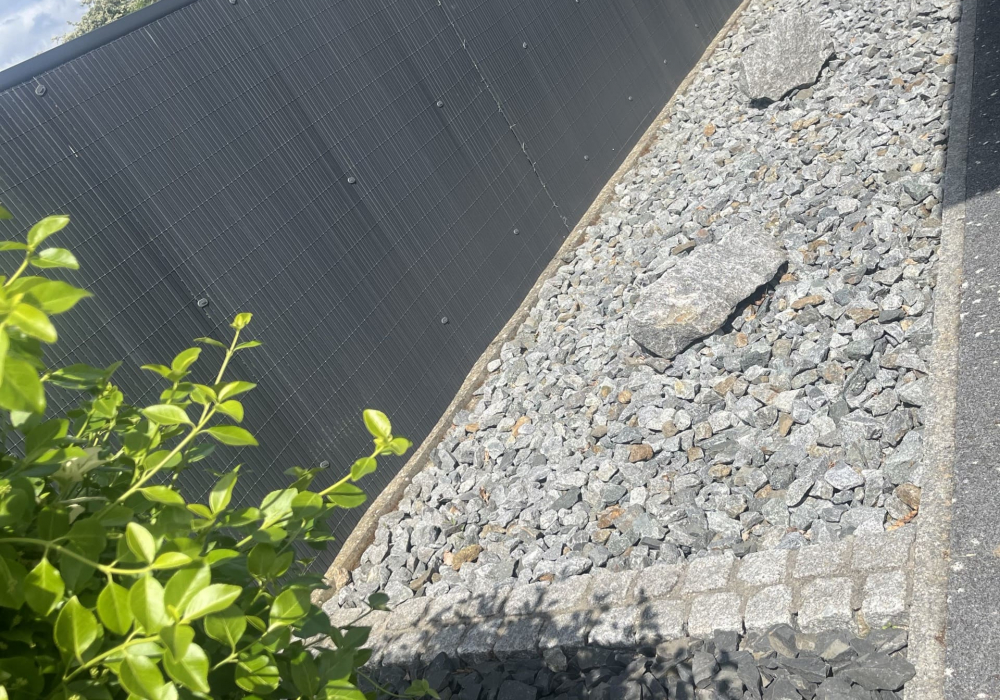 Zaun vor Steingarten