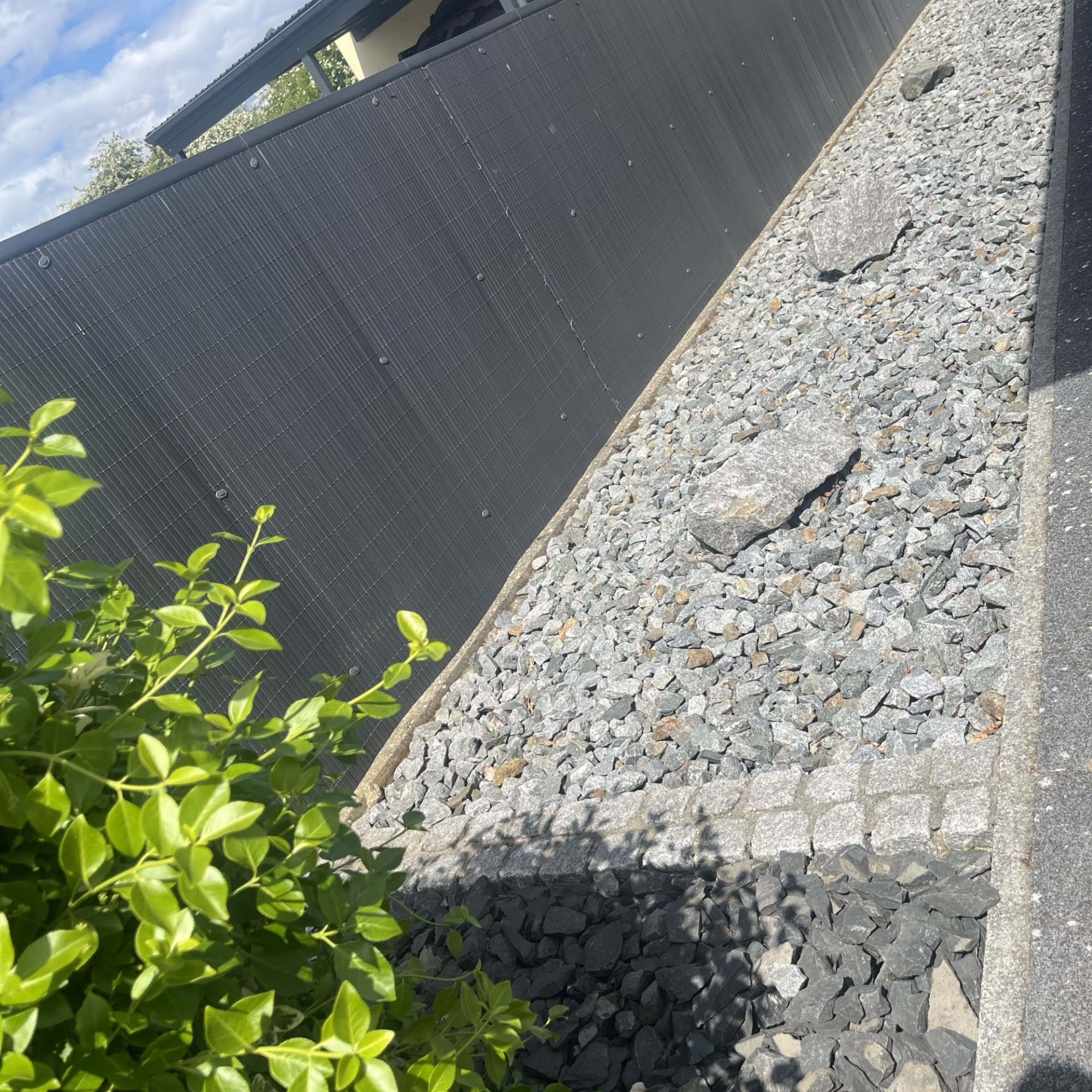 Zaun mit Steingarten