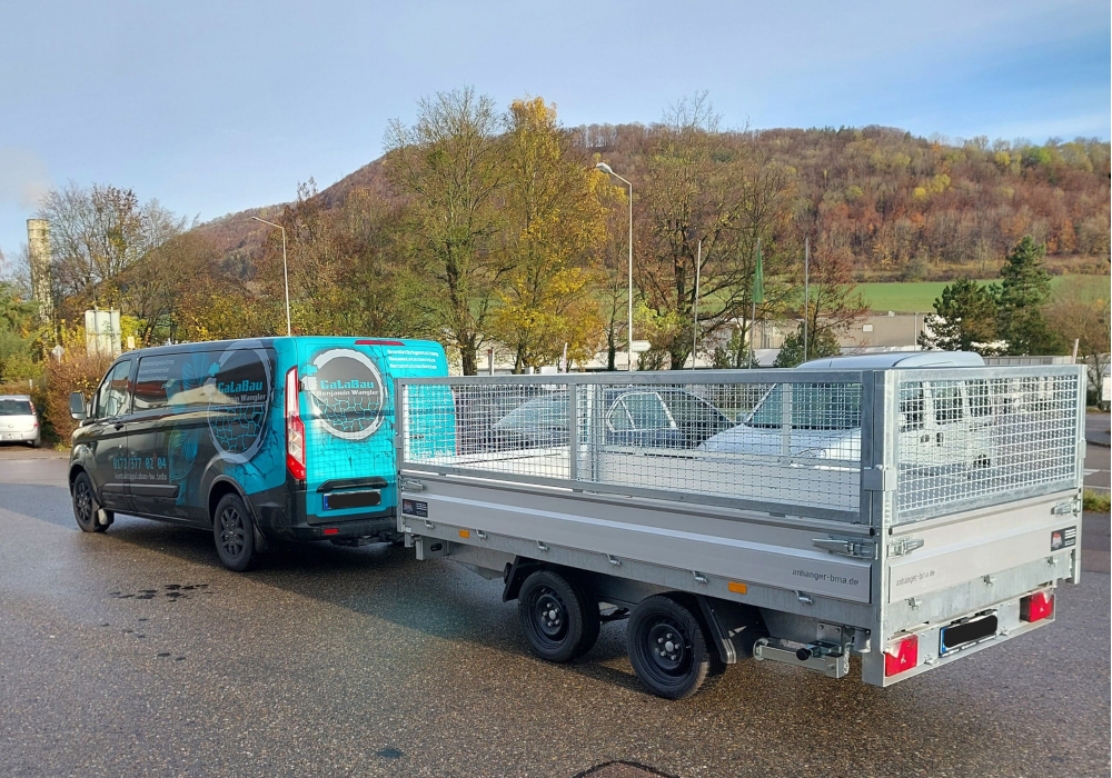 Firmenwagen mit Anhänger