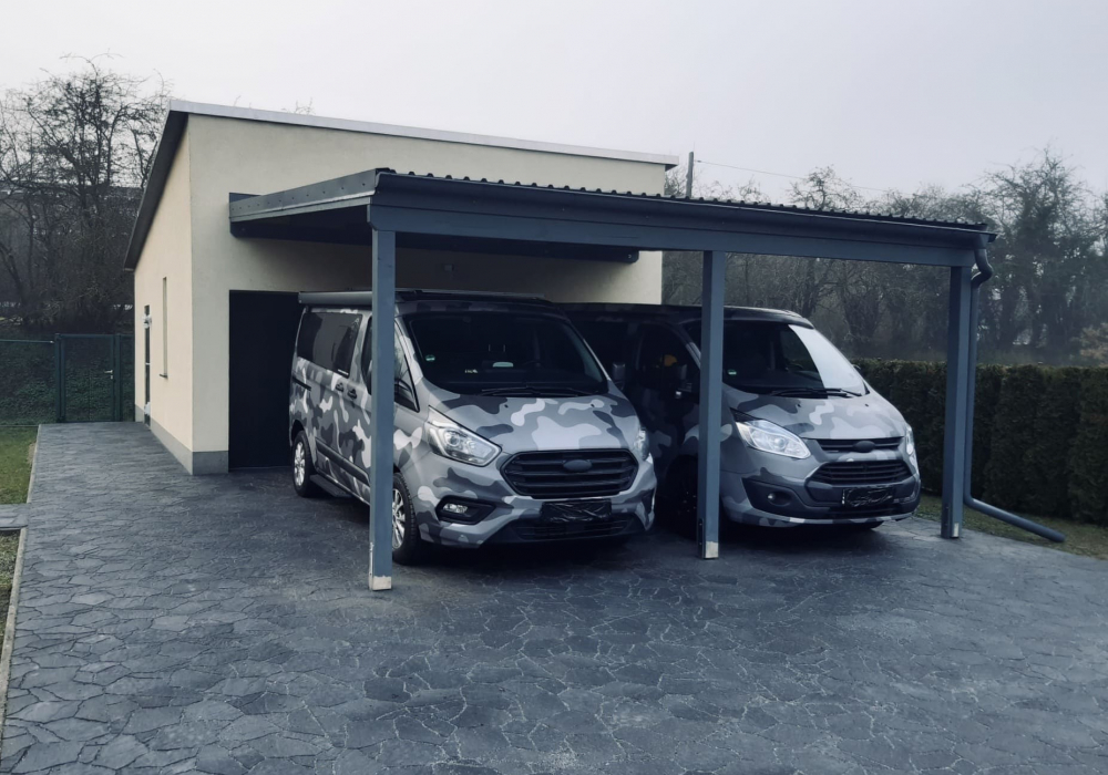 Steinboden vor Garageneinfahrt