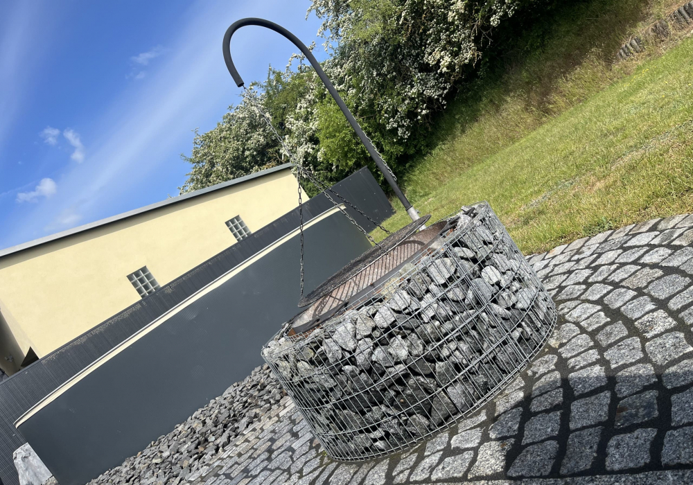 Steinboden und Steinbrunnen